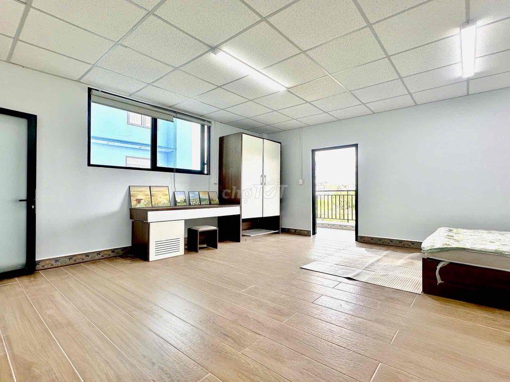 Phòng có ban công riêng 50m2 ngay view sông bao mát gần bến xe Q8