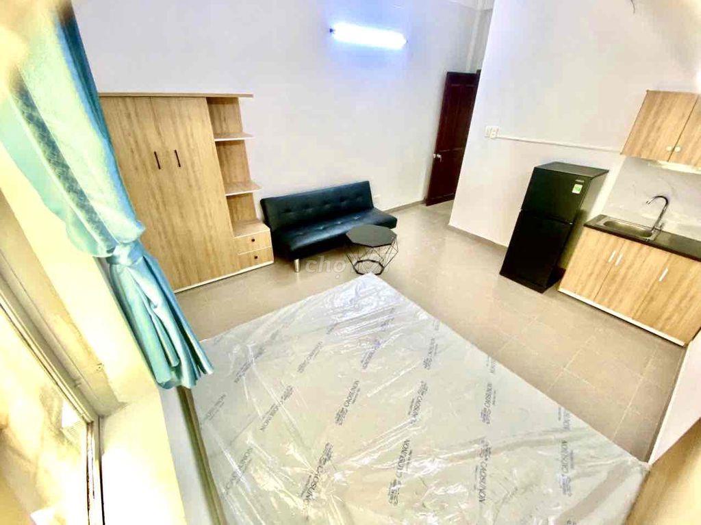 Phòng Full nội thất ở liền ngay Tạ Quang Bửu phòng có cửa sổ lớn mát