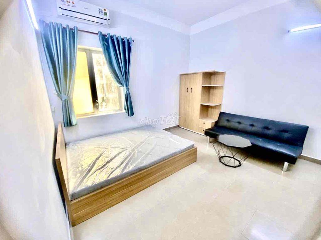 Phòng Full nội thất ở liền ngay Tạ Quang Bửu phòng có cửa sổ lớn mát