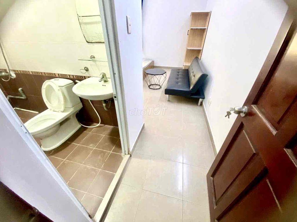 Phòng Full nội thất ở liền ngay Tạ Quang Bửu phòng có cửa sổ lớn mát