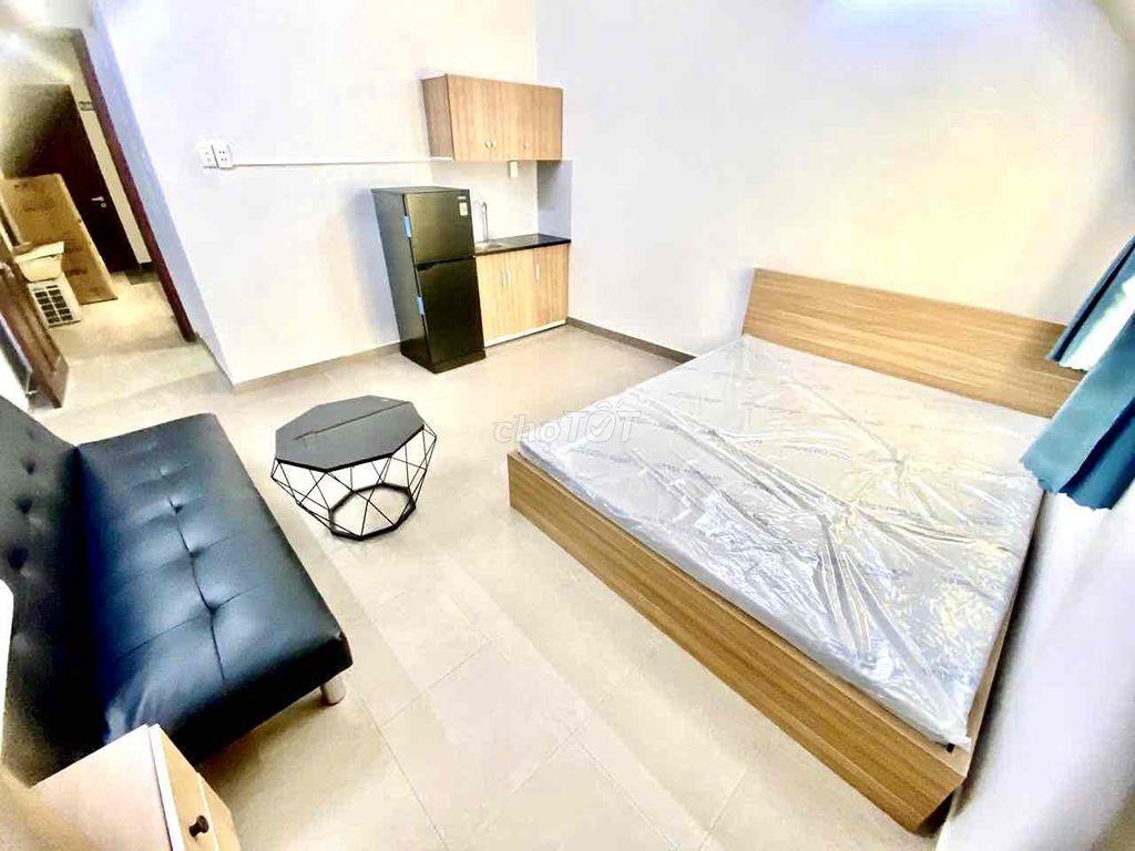 Phòng Full nội thất ở liền ngay Tạ Quang Bửu phòng có cửa sổ lớn mát