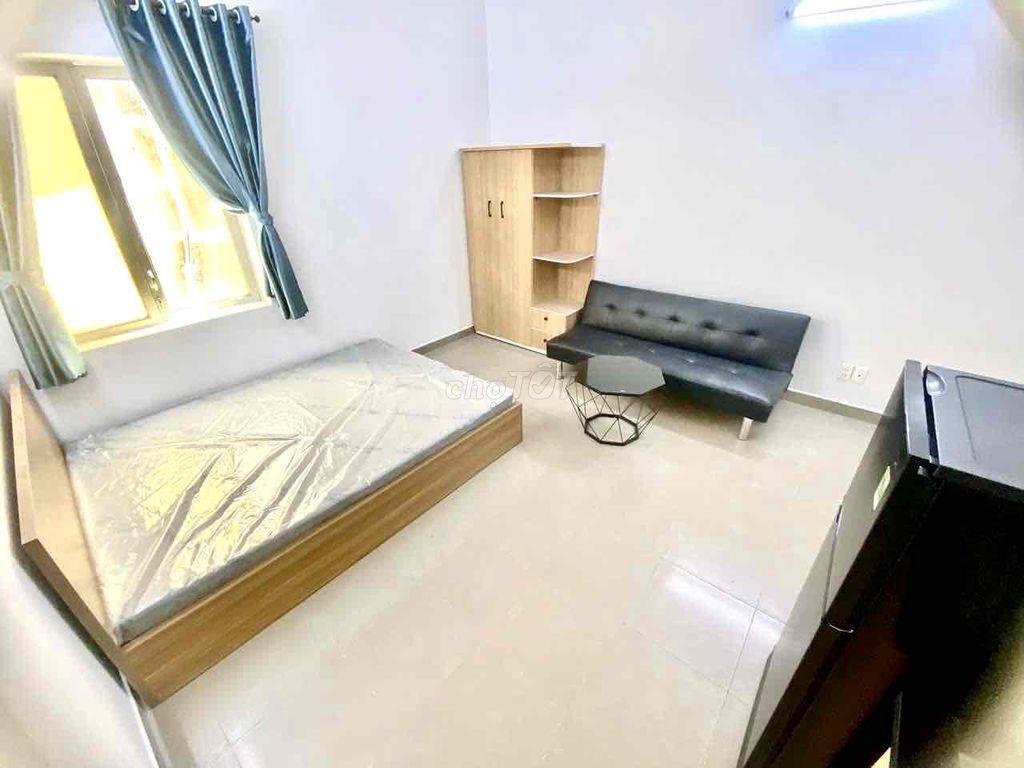 Phòng Full nội thất ở liền ngay Tạ Quang Bửu phòng có cửa sổ lớn mát
