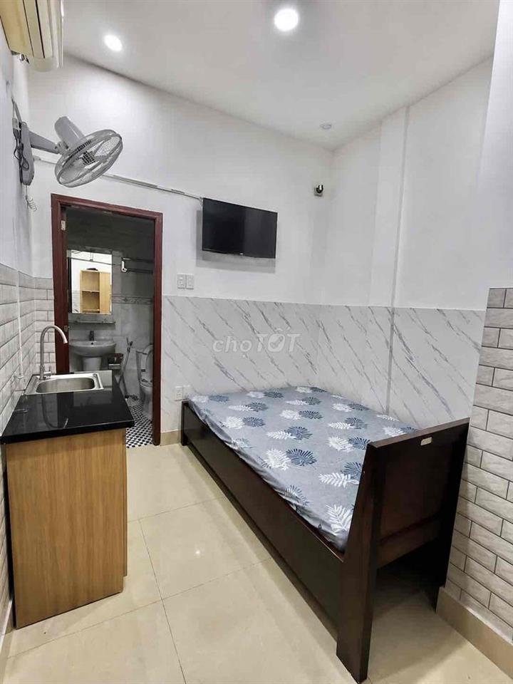 Phòng full nội thất 3tr8 bên Tạ Quang Bửu mặt tiền ở liền