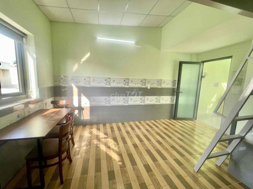 DUPLEX CỬA SỔ TRỜI BÊN KHU INTRESCO Ở LIỀN GIÁ 4TR TÁCH BẾP RỘNG RÃI