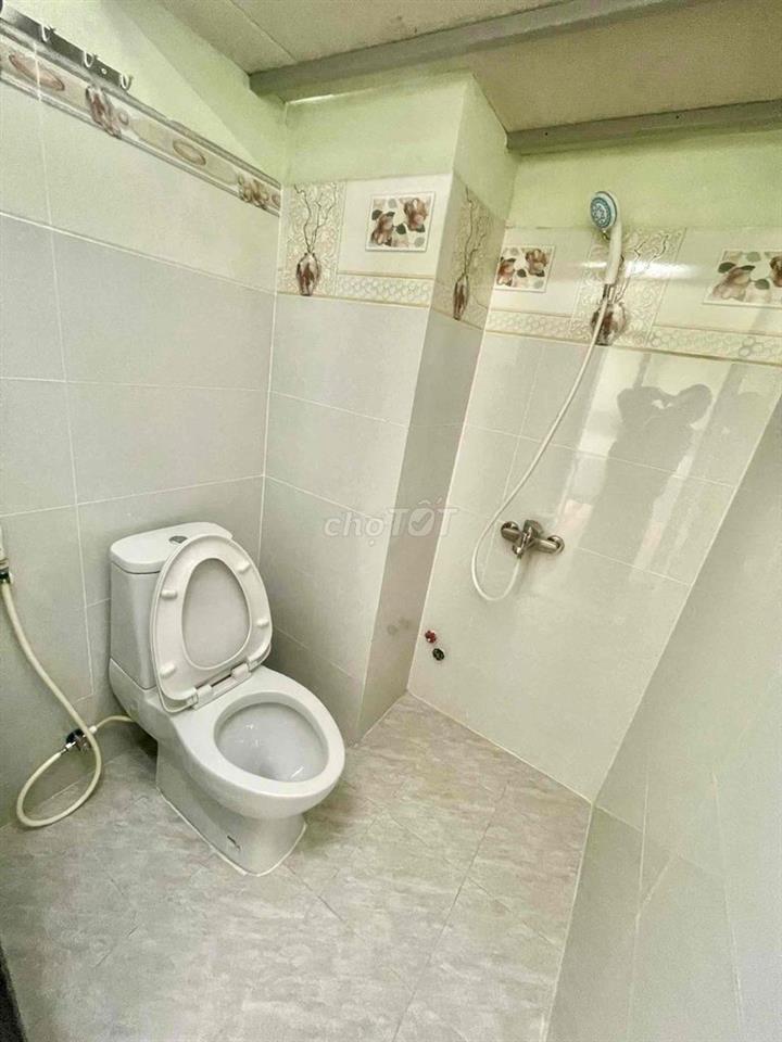 DUPLEX CỬA SỔ TRỜI BÊN KHU INTRESCO Ở LIỀN GIÁ 4TR TÁCH BẾP RỘNG RÃI