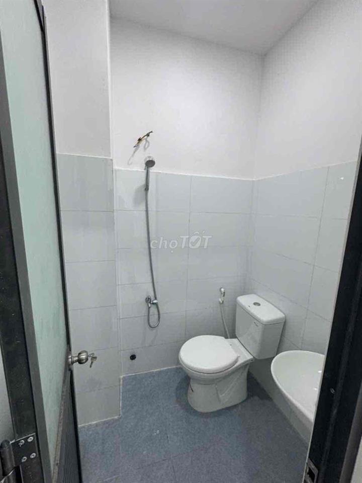 Nhà Bán . Cách bến xe .Q8 .2 cây số. DT 3m20x10 .1 lầu