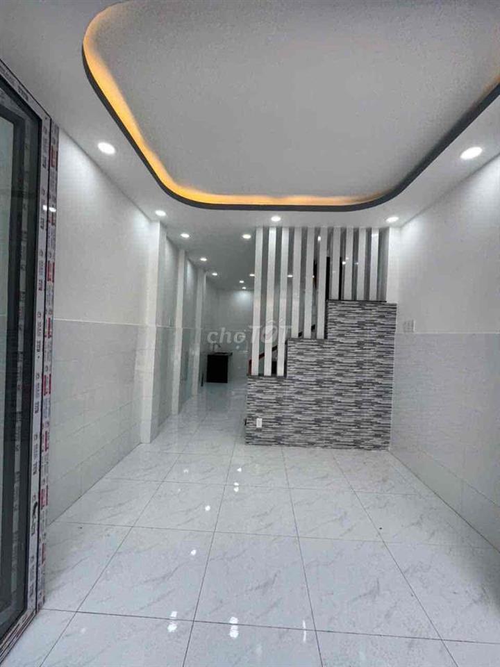 Nhà Bán . Cách bến xe .Q8 .2 cây số. DT 3m20x10 .1 lầu