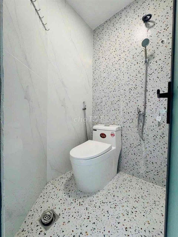 Cho thuê nhà mới DT 5x5 .1 lầu 1 phòng .2 wc G R on cao lỗ P4 Q8