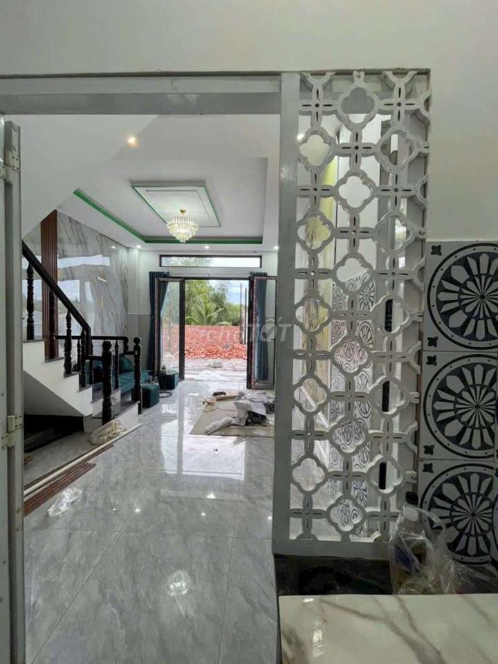 cho thuê nhà lầu mới gần cổng chào xã qui đức ql50