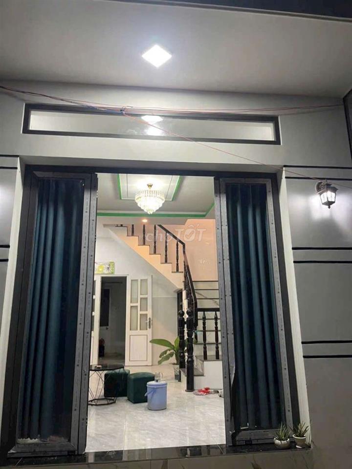 cho thuê nhà lầu mới gần cổng chào xã qui đức ql50