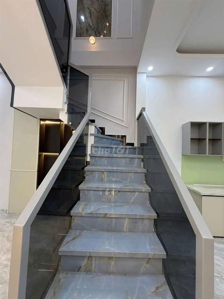 Bán nhà sổ hồng riêng xe hơi đâu trước cửa
