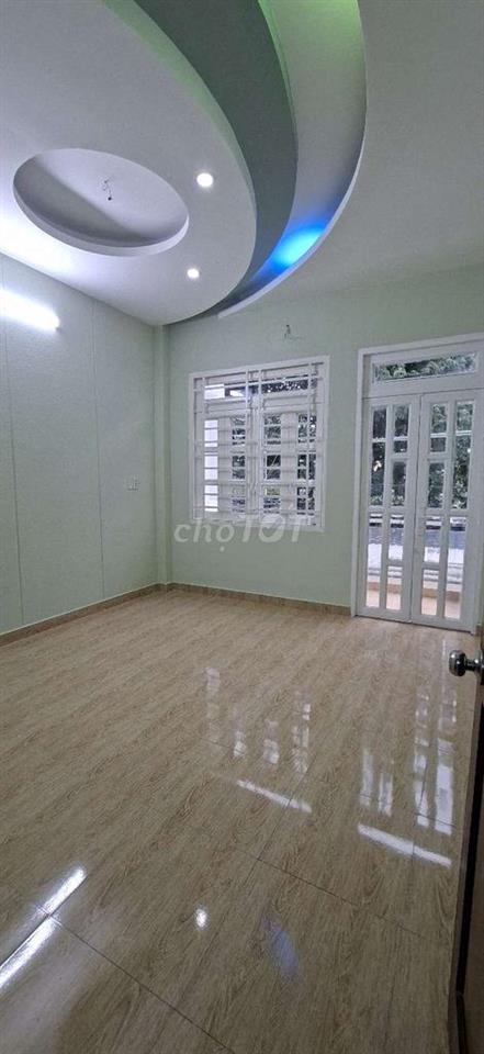 Cho thuê nhà mới  có sân để ô tô .dt 4×16m Đúc lầu .Liên Khu 5-6. Bt
