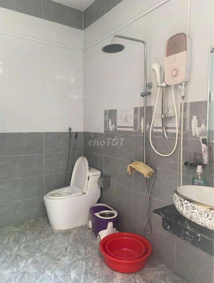 cô chú đi định cư nước ngoài gửi bán căn nhà giá 1 tỷ 330 triệu