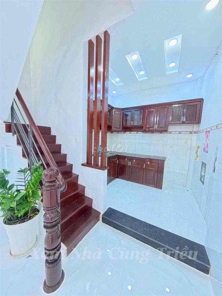 GẤPppp - Ngay cổng trường Tiểu Học Bình Long, 3 Tầng có Sân Thượng
