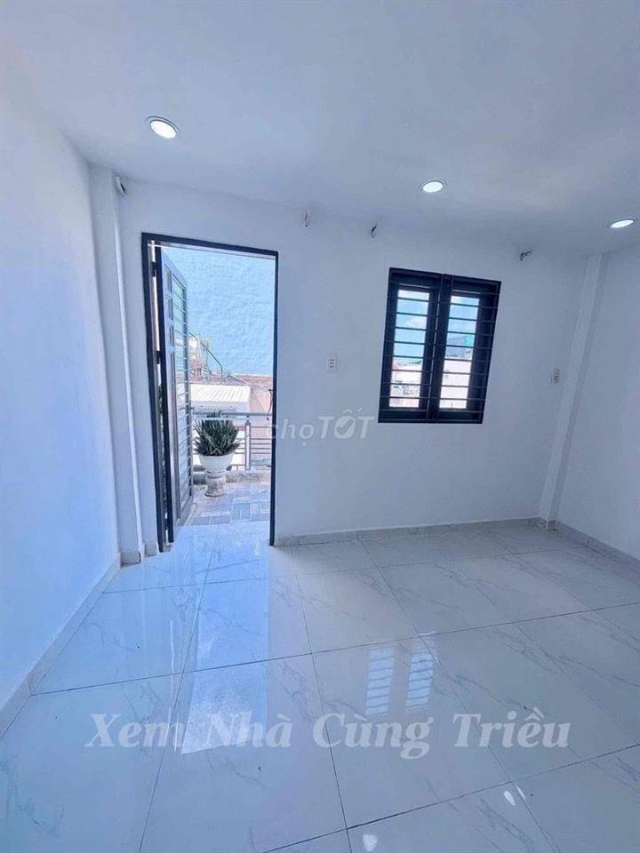 GẤPppp - Ngay cổng trường Tiểu Học Bình Long, 3 Tầng có Sân Thượng
