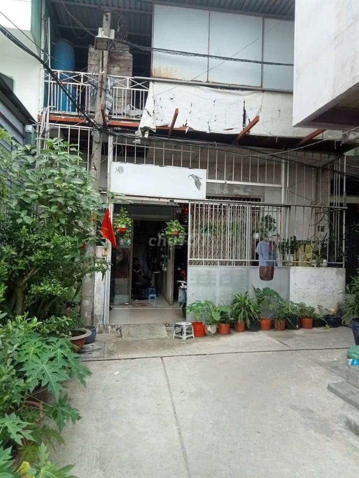 Cần bán gấp nhà cũ MT thụt Võ Văn Kiệt P7 Q6