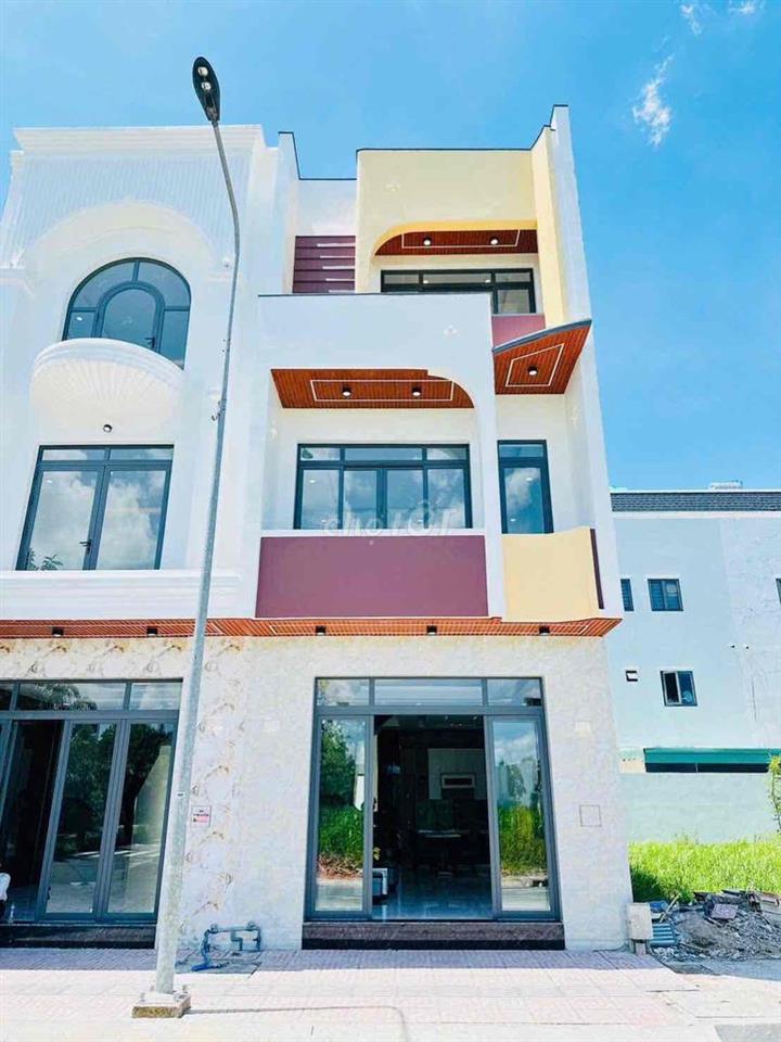 NHÀ PHỐ 3 TẦNG THE SOL CITY – 5PN, 5WC – GẦN CHỢ HƯNG LONG BÌNH CHÁNH
