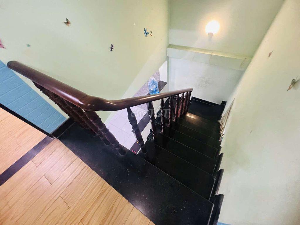Cho thuê nhà góc 2 mặt tiền, DTSD:100m2. Ko tiếp QC