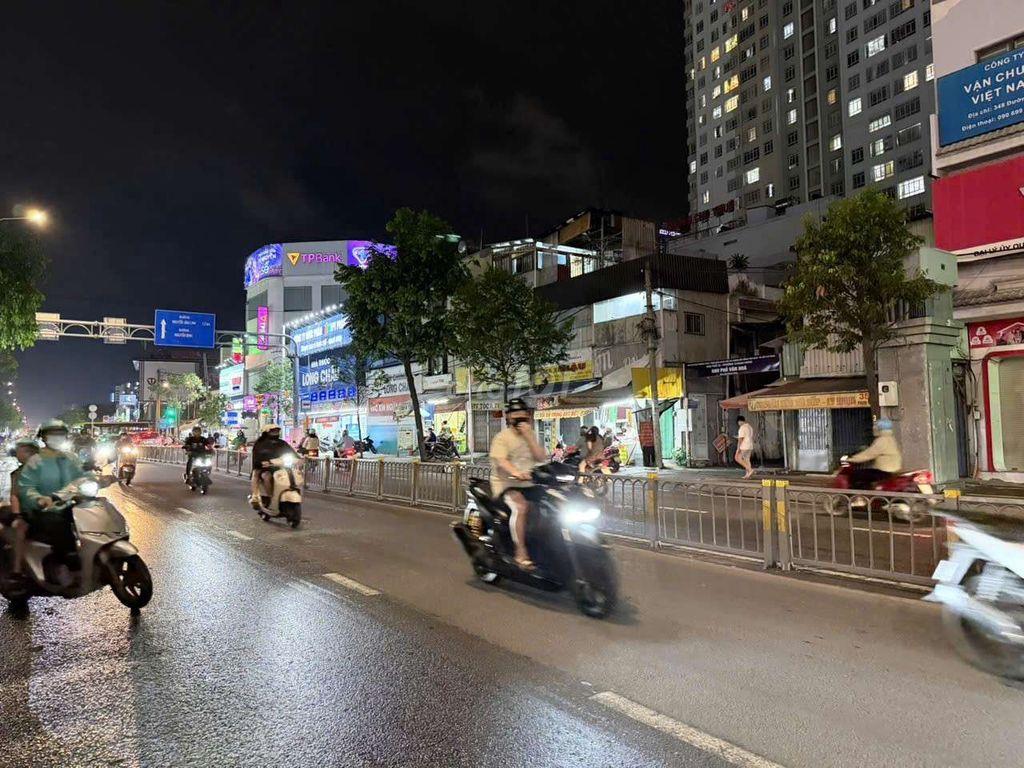 Nhà mặt tiền(đang có dòng tiền hơn 550tr 1năm) căn góc đg Phạm Hùng 