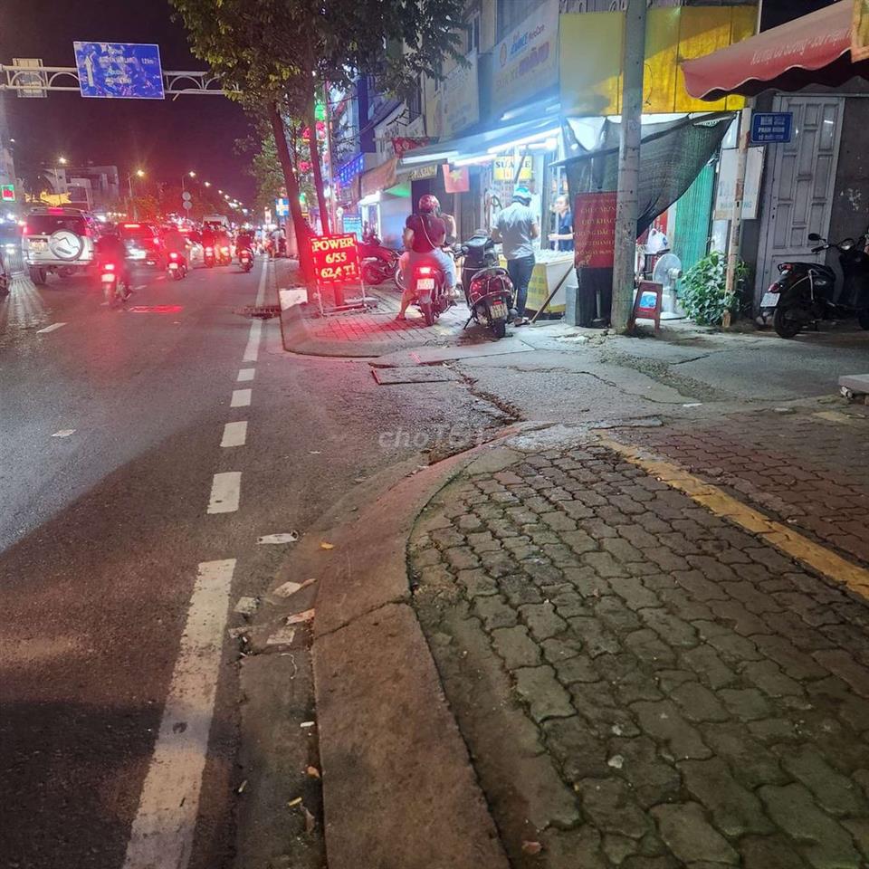 Nhà mặt tiền(đang có dòng tiền hơn 550tr 1năm) căn góc đg Phạm Hùng 