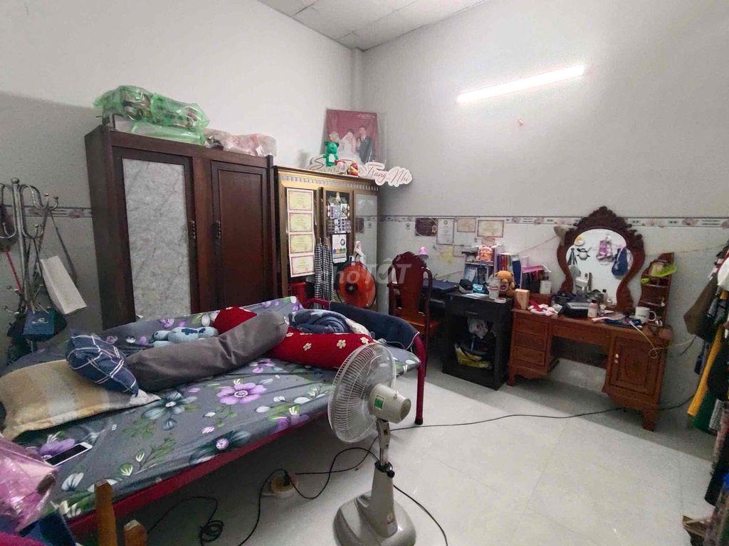 Nhà ở Tân Bửu Huyện Bến lức cũ giáp bình chánh có sổ riêng