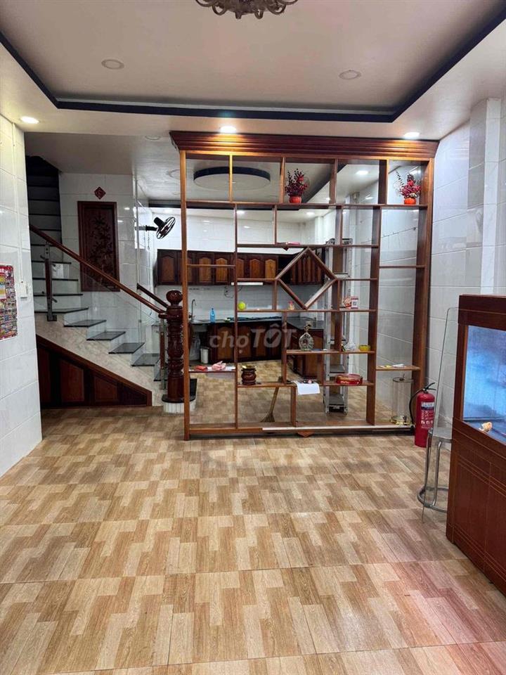 Nhà lớn gần Uỷ Ban Bình Hưng