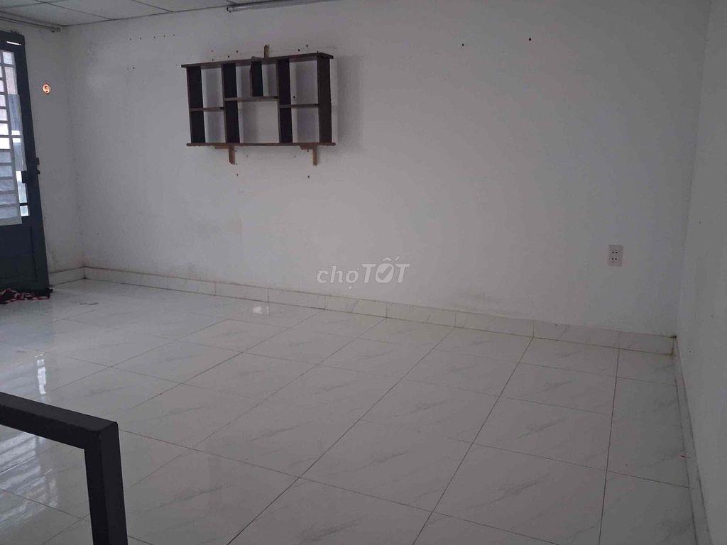 Nhà G4/10E gần cổng KCN Lê Minh Xuân 2 tỷ 54m2