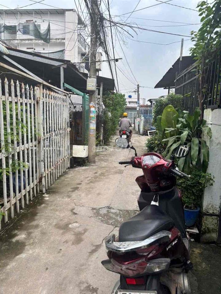 ngan 4 m dai25 m nhà trệt ỡ chợ Phú lạc vao100 m