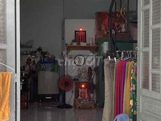 ngan 4 m8 m đỗ lửng gần vịt qay hùng trang
