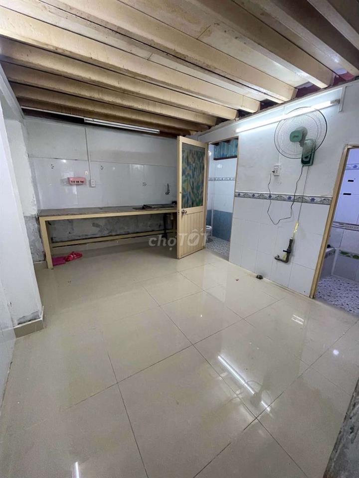 nhà cho thuê 9 triệu xe hơi đậu trong nhà 