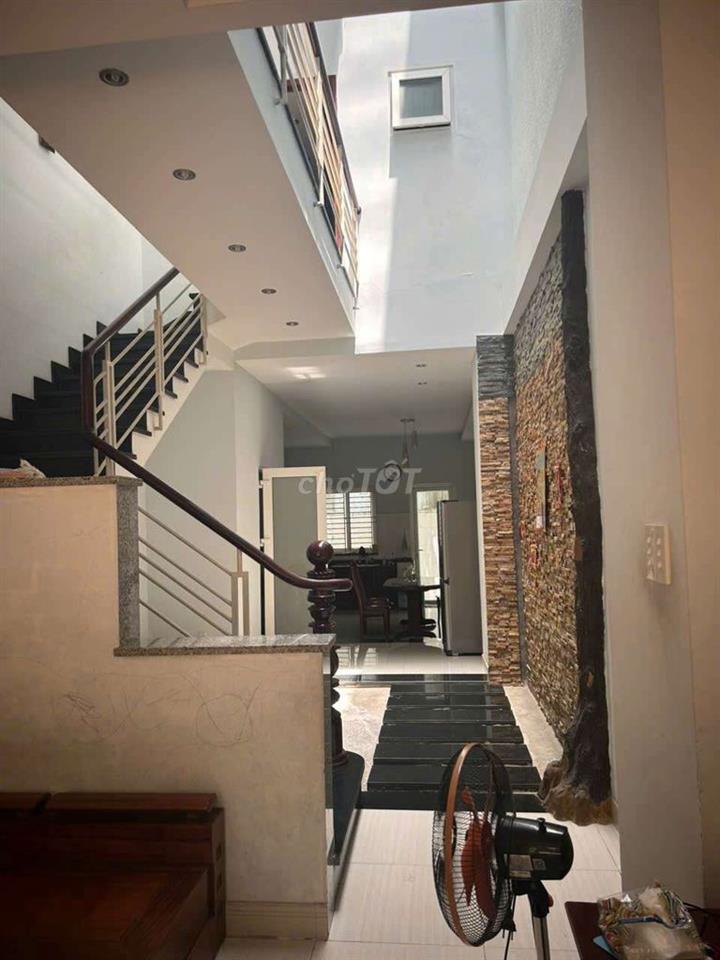 nhà cho thuê. 4 phòng ngủ 12 triệu 
