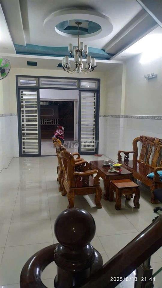 nhà hướng Tây,4 phòng ngủ,sân thượng.hẻm to