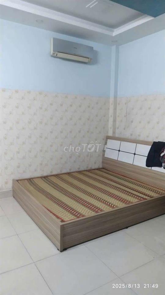nhà hướng Tây,4 phòng ngủ,sân thượng.hẻm to