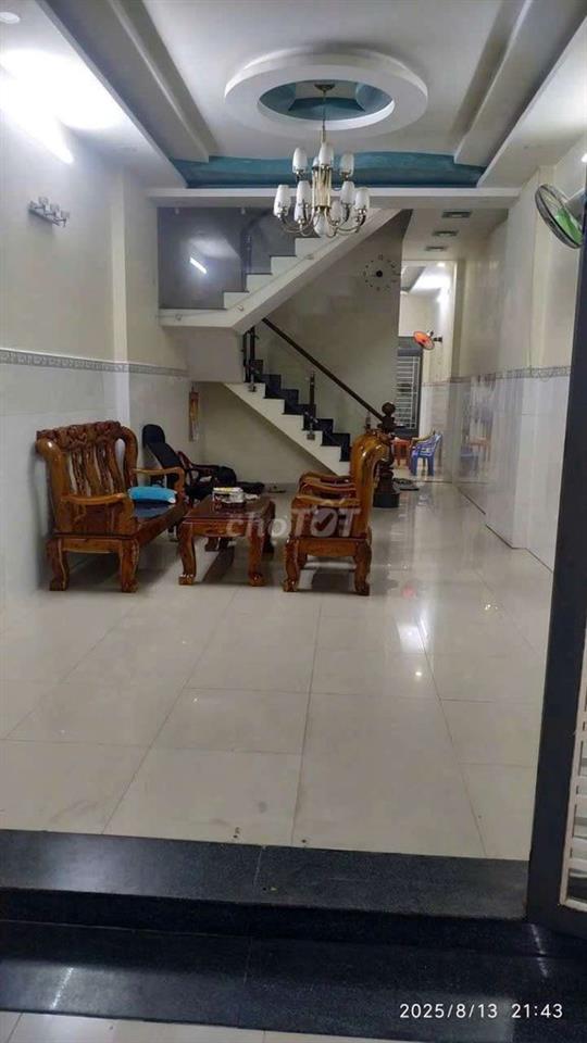 nhà hướng Tây,4 phòng ngủ,sân thượng.hẻm to