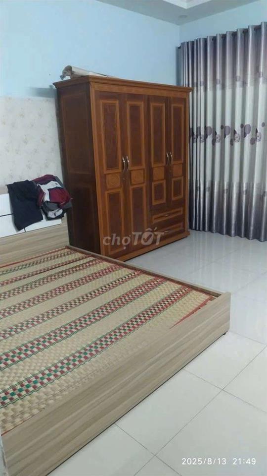 nhà hướng Tây,4 phòng ngủ,sân thượng.hẻm to