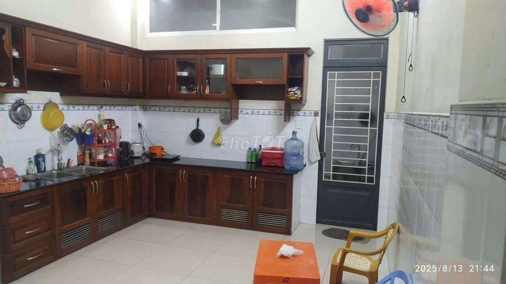 nhà hướng Tây,4 phòng ngủ,sân thượng.hẻm to