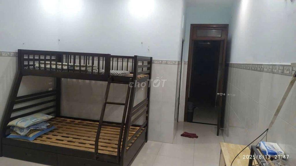 nhà hướng Tây,4 phòng ngủ,sân thượng.hẻm to