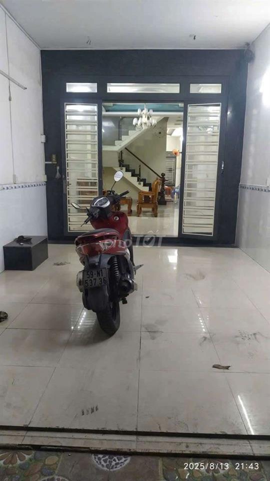 nhà hướng Tây,4 phòng ngủ,sân thượng.hẻm to