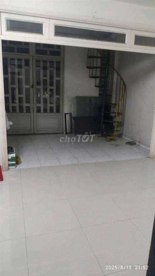nhà hướng Tây,4 phòng ngủ,sân thượng.hẻm to