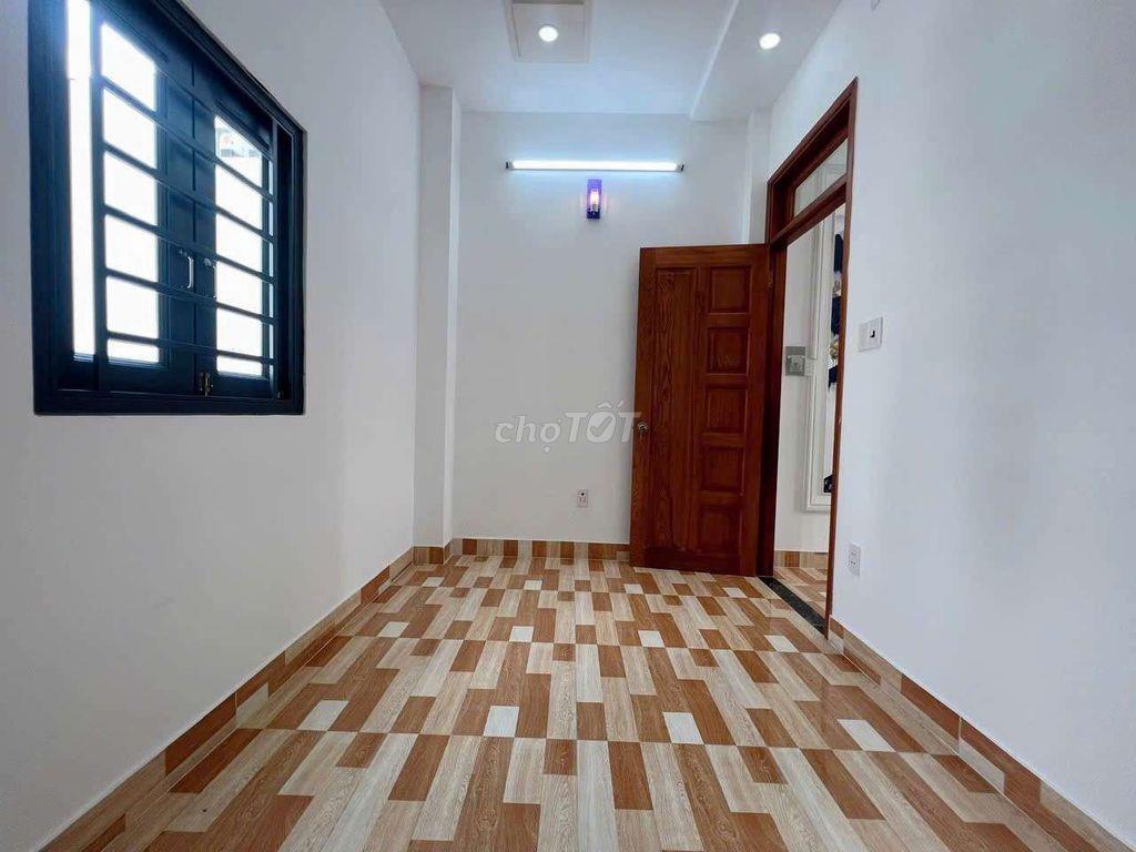 nhà 2 lầu 4 phòng ngủ.gần chợ Liên Khu 5-6