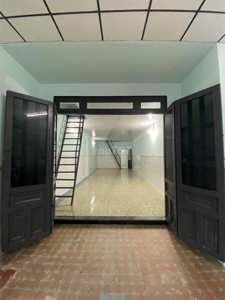 nhà hướng Tây.4×25 trống suốt.dưới có phòng 