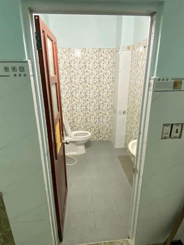 nhà hướng Tây.4×25 trống suốt.dưới có phòng 