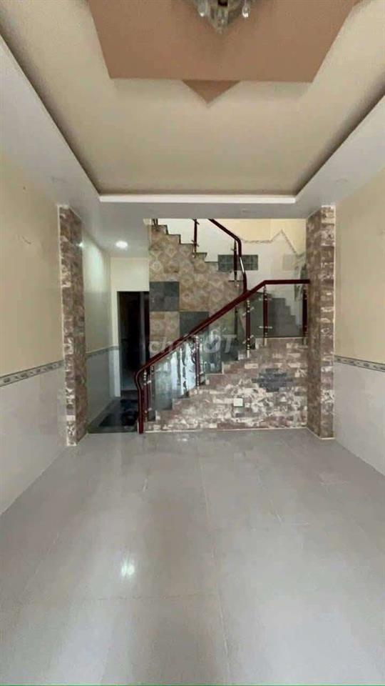 nhà hướng Tây.gần chợ Bình Thành.4 phòng ngủ,sân thượng 