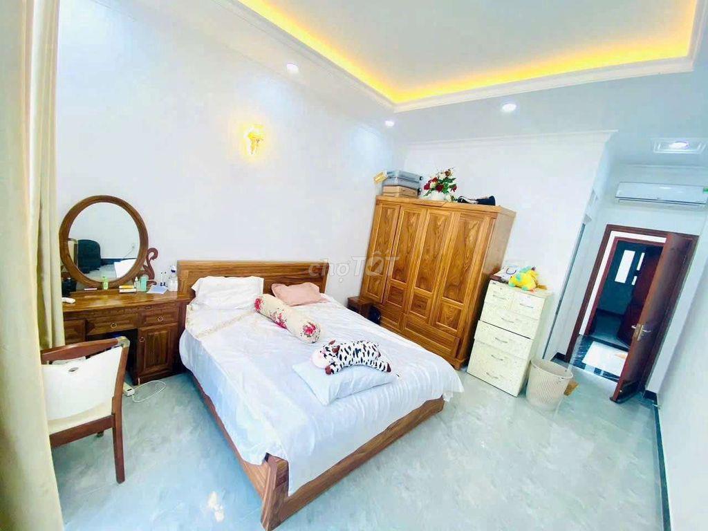 Nhà 1 trệt 3 lầu full nội thất đường số 8 BHH B bình tân 