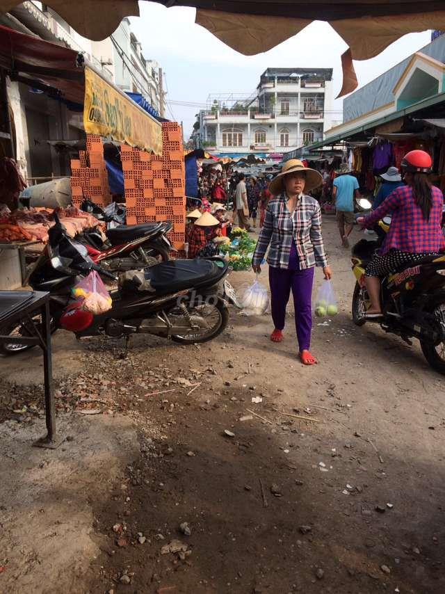cho thuê 1/2 mặt bằng ngay chợ bình chánh