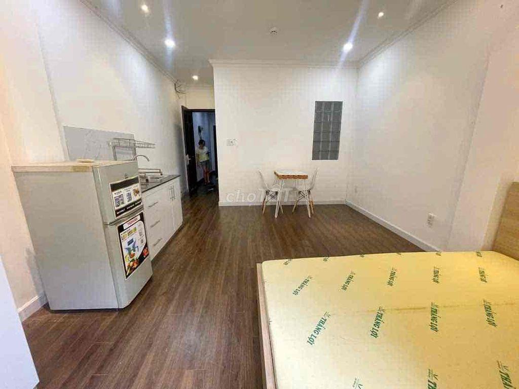 Studio cửa sổ trời cách đại học Luật 500m có thể đi bộ qua trường