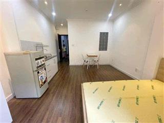 Studio cửa sổ trời cách đại học Luật 500m có thể đi bộ qua trường