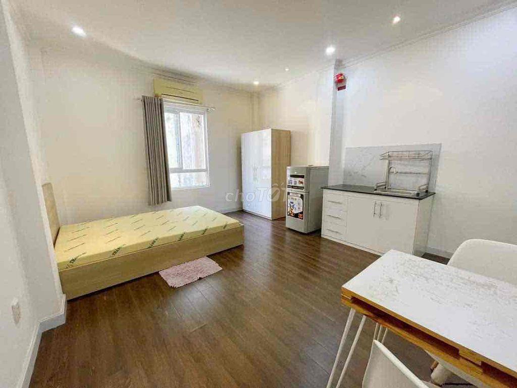 Studio cửa sổ trời cách đại học Luật 500m có thể đi bộ qua trường