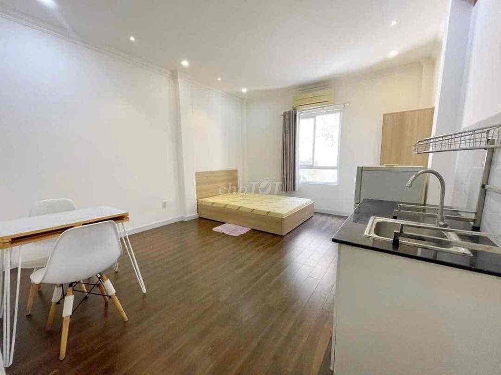 Studio cửa sổ trời cách đại học Luật 500m có thể đi bộ qua trường