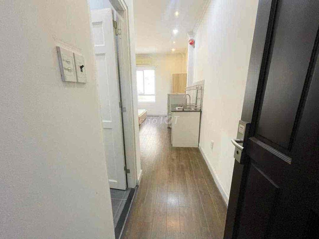 Studio cửa sổ trời cách đại học Luật 500m có thể đi bộ qua trường